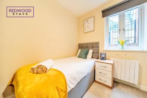 a bedroom with a bed and a window at Festival Place, Town Center Serviced Apartments, Perfect of Contractors & Families FREE Wifi & Netflix By REDWOOD STAYS in Basingstoke