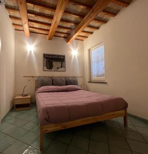 ein Schlafzimmer mit einem Bett in einem Zimmer in der Unterkunft vista sul corso in Iesi