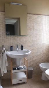 シラクーサにあるCasa Antioco B&Bのバスルーム(洗面台、トイレ、鏡付)