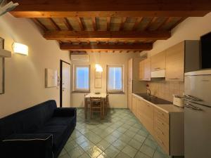 ein Wohnzimmer mit einem Sofa und einer Küche in der Unterkunft vista sul corso in Iesi