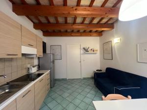 eine Küche mit einem blauen Sofa und einem blauen Sofa in der Unterkunft vista sul corso in Iesi