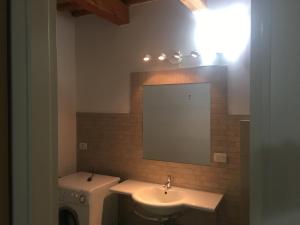 ein Bad mit einem Waschbecken und einem Spiegel in der Unterkunft vista sul corso in Iesi