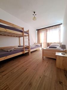 Katil dua tingkat atau katil-katil dua tingkat dalam bilik di Dom horskej služby