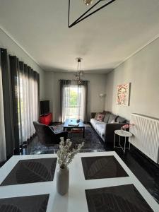 Кът за сядане в Beautiful apartment next to metro station