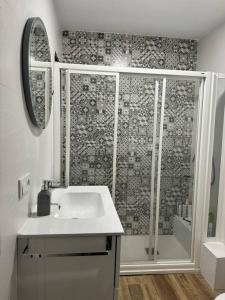 een badkamer met een douche en een witte wastafel bij Playa Villajoyosa, apartamento in Villajoyosa