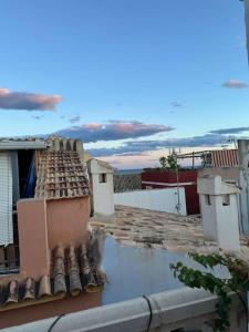 uitzicht op een dak van een gebouw bij Playa Villajoyosa, apartamento in Villajoyosa