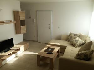 - un salon avec un canapé et une table basse dans l'établissement Apartments Rtina Benici, à Rtina