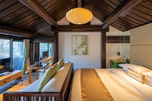 北京Beijing Le Zai Nan Luo Gu Xiang Wang Fu Jing Forbidden City Courtyard Hotel&Free laundry service&Free coffee &Paid Dumpling experience service的一间带大床和电视的卧室