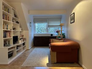 ein Wohnzimmer mit einem Sofa und einem Fenster in der Unterkunft Large 3 bed house with separately bookable studio in Kingston upon Thames