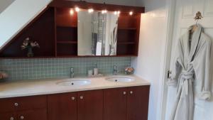 Et badeværelse på 3 Bed House - Sleeps 5 - Sauna - Garden - Gym + 8 billeder