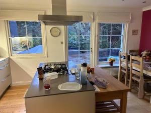 Køkken eller tekøkken på 3 Bed House - Sleeps 5 - Sauna - Garden - Gym