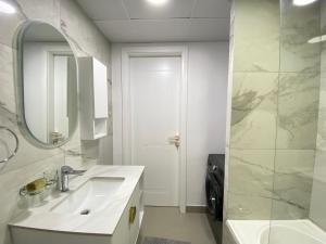 y baño con lavabo, espejo y ducha. en Sophisticated Living 2BR Gem in Dubai Gate Tower 2 - 22AB08, en Dubái