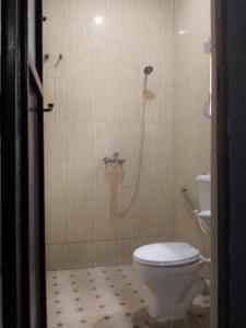 La salle de bains est pourvue d'une douche et de toilettes. dans l'établissement Chima's Place, à Ihiala