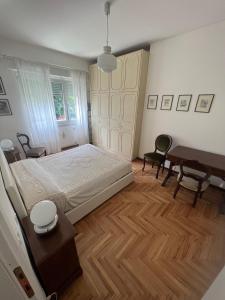 - une chambre avec un lit, une table et des chaises dans l'établissement Da Emma e Carlo - homy apt., à Tirano