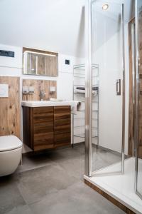 een badkamer met een douche, een wastafel en een toilet bij Wohlfühlpension Gibis Annathal in Mauth