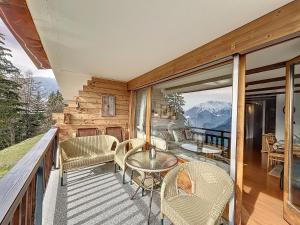 a balcony with chairs and a table with a view at Apartment Mondzeu D034 in Verbier