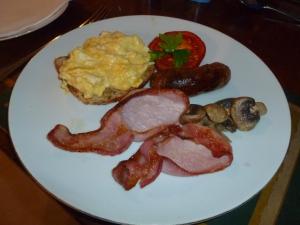 um prato de pequeno-almoço com ovos, bacon e cogumelos em Laurel House em Cheltenham