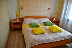 Kama o mga kama sa kuwarto sa Comfortable 4-Room Apartments in Jekabpils