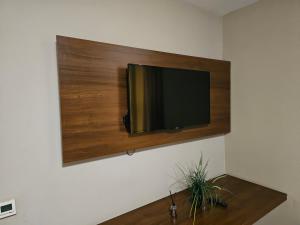 una TV a schermo piatto appesa a un muro di HOTEL BENITA a Pejë