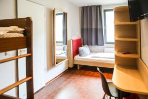 Cama ou camas em um quarto em acama Hotel & Hostel Kreuzberg