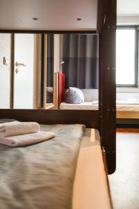 Cama ou camas em um quarto em acama Hotel & Hostel Kreuzberg