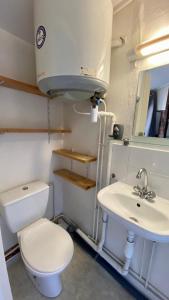 a small bathroom with a toilet and a sink at Urban Cocooning in Rennes in Rennes