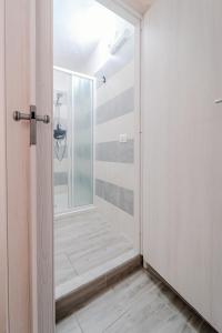 ein Bad mit einer Dusche und einer Glastür in der Unterkunft Casetta Holiday Meli in Palermo