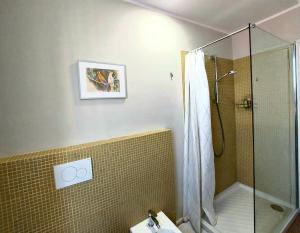 een badkamer met een douche en een wastafel bij Sui Canali in Livorno