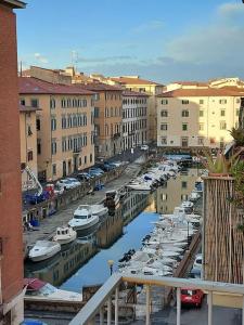 een groep boten is aangemeerd in een haven bij Sui Canali in Livorno