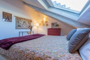 Un dormitorio con una cama grande y una ventana en Al 19 by Wonderful Italy en Turín