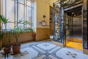 トリノにあるAl 19 by Wonderful Italyの鉢植えのロビーと開放的なドア