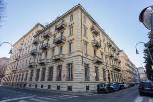 un grand bâtiment sur le côté d'une rue dans l'établissement Al 19 by Wonderful Italy, à Turin