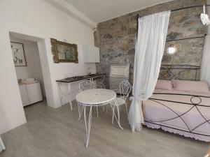 1 dormitorio con cama, mesa y escritorio en Monolocale con bagno e angolo cottura Nido in Toscana, en Monterotondo