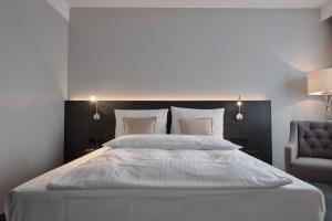 A bed or beds in a room at Lindgart Hotel Minden