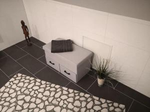 a white ottoman sitting on the floor in a room at Über den Dächern von Mörfelden-Walldorf in Mörfelden-Walldorf