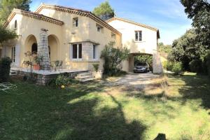 une maison avec une voiture garée devant elle dans l'établissement Villa avec piscine en Provence, à Sauveterre