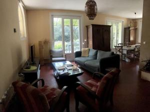 - un salon avec un canapé et une table dans l'établissement Villa avec piscine en Provence, à Sauveterre