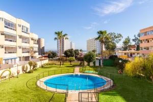 ein Bild eines Swimmingpools im Garten eines Apartments in der Unterkunft Vistamarina B109 By IVI Real Estate in Torremolinos