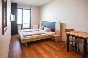 Cama ou camas em um quarto em acama Hotel & Hostel Kreuzberg