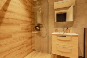 une salle de bain avec douche et lavabo dans l'établissement Charmant studio avec une vue imprenable, à Nendaz 15 autres photos