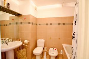 ein Badezimmer mit einem Waschbecken, einem WC und einer Badewanne in der Unterkunft Monte Carlo Terrace, frontière Monegasque appartement vue mer in Beausoleil
