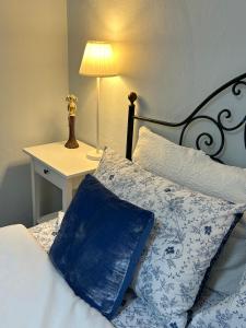 A bed or beds in a room at Cozy house with backyard at Iraklio Attikis