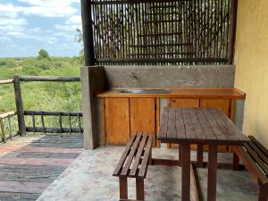 un tavolo in legno e una panca accanto a un lavandino di Letaba Waterfront Lodge a Letaba Wildlife Reserve