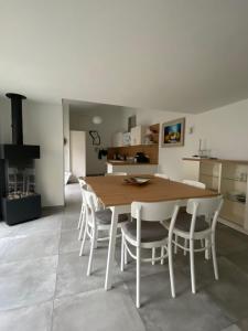 cocina y comedor con mesa de madera y sillas en La Casa Gialla, en Verden