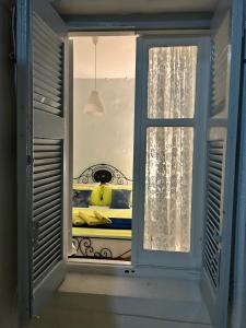 A bed or beds in a room at Cozy house with backyard at Iraklio Attikis