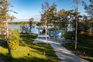 ein winziges Haus am Ufer eines Sees in der Unterkunft Fishing and holiday village Merikoivula in Uusikaupunki