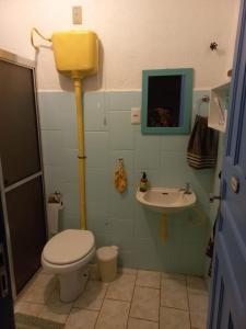 ein Bad mit einem WC und einem Waschbecken in der Unterkunft Sítio das Pedras in Matias Barbosa