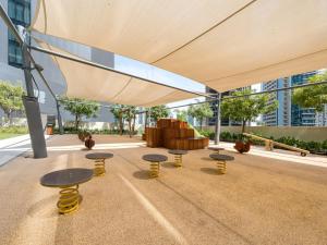 een groep tafels en banken in een gebouw bij Luxurious 2BR Apt in Downtown Pool and Gym Access in Dubai
