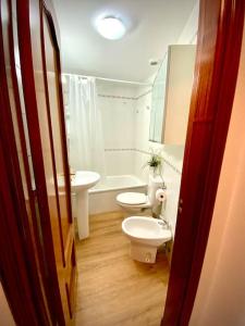 baño con 2 aseos y lavamanos en MyChoice Pitiusa by Bossh! Apartments, en Rota