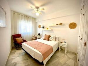 1 dormitorio con 1 cama y ventilador de techo en MyChoice Pitiusa by Bossh! Apartments, en Rota